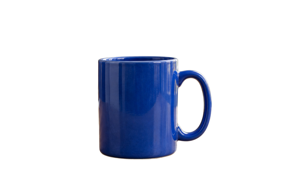 Taza de cerámica azul con fondo transparente después de eliminar la mesa y la habitación